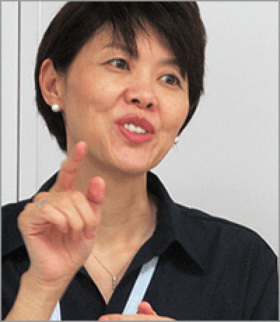 「ナレッジリングは空き時間の自己学習にも役立っている」と語る、ベルシステム24のスタッフ